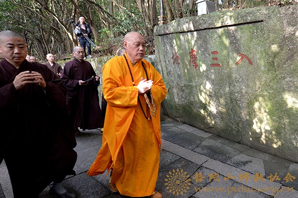 「普陀山」第十五届普陀山南海观音文化节“僧众礼佛顶、万信齐朝拜”法会隆重举行