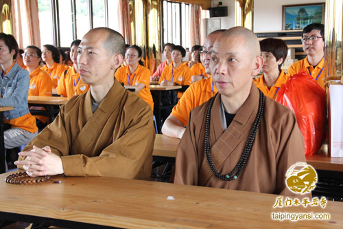 「佛教」福建厦门太平岩寺第四届初级青年佛学班全体学生朝礼莆田广化寺