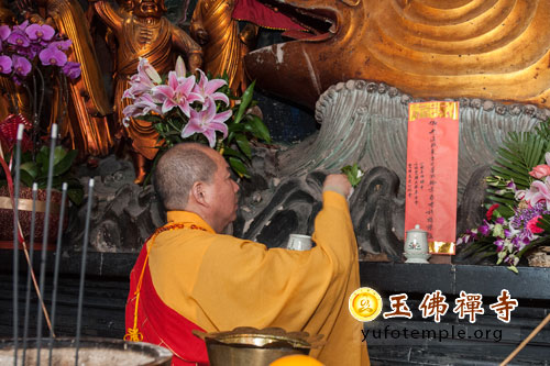 上海玉佛禅寺为“东方之星”客轮翻船事故祈福