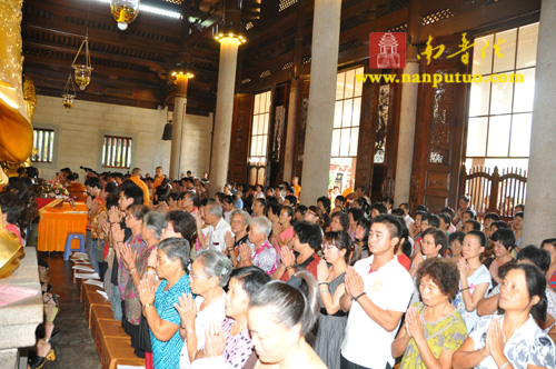 「南普陀寺」南普陀寺方丈则悟大和尚为信众传授皈依并开示