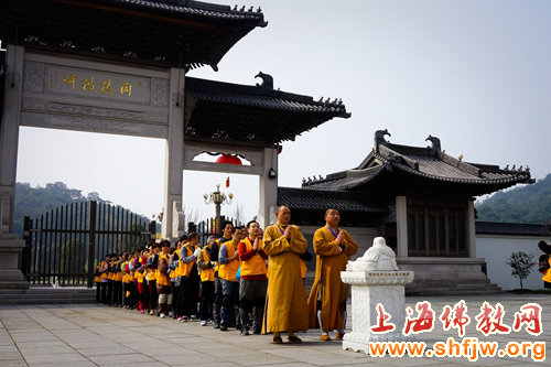 「佛教」上海浦东小普陀寺三步一拜朝圣雪窦山功德圆满