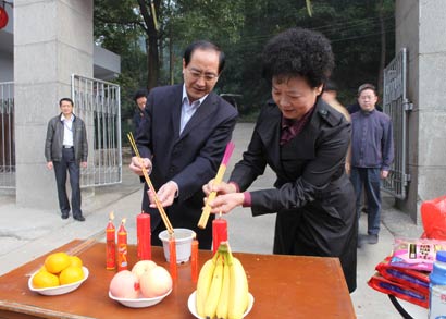 「佛教」湖北弘化禅寺祖师法像巡游 村民欢庆四众跪迎