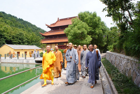 「佛教」中国佛学院2007级本科毕业生参访团到浙江炉峰禅寺参学
