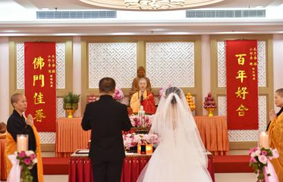 「婚礼」她穿着婚纱进寺院 干了件让大家都鼓掌的事！