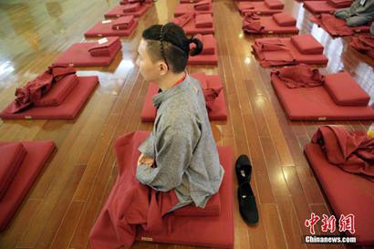 试试2天不用手机会不会疯 上海数百市民寺院修禅