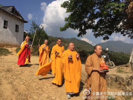 「地震」重庆华岩寺僧众于尼泊尔地震灾区举行超度祈福法会