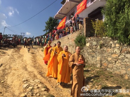 「地震」重庆华岩寺僧众于尼泊尔地震灾区举行超度祈福法会
