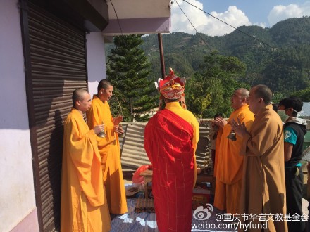 「地震」重庆华岩寺僧众于尼泊尔地震灾区举行超度祈福法会