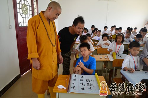 广东燕岩六祖古寺夏令营 教弟子百善孝为先