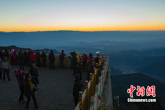 「鸡足山」游客云集云南鸡足山顶赏日出美景