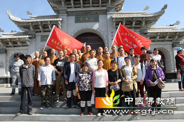 「佛教」河北藁城天恩寺僧众三步一叩朝拜五台山黛螺顶