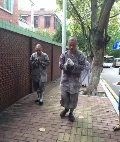 「出家」出家前是武警和海军的2位僧人三步一拜从福建到云南