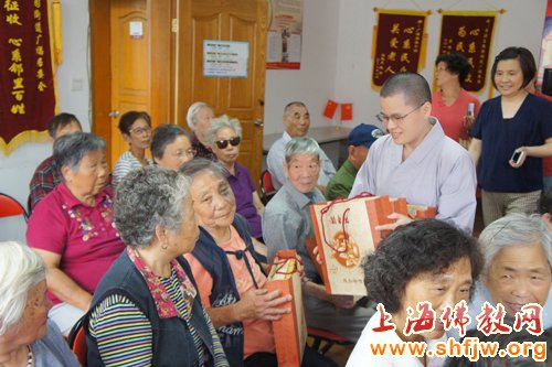 「中秋节」明月中秋佛家心 沉香阁中秋慰问社区老人