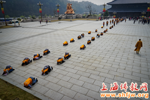 「佛教」上海浦东小普陀寺三步一拜朝圣雪窦山功德圆满