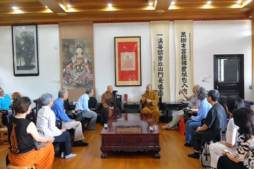 美国万佛圣城恒全法师一行参访广东韶关南华禅寺