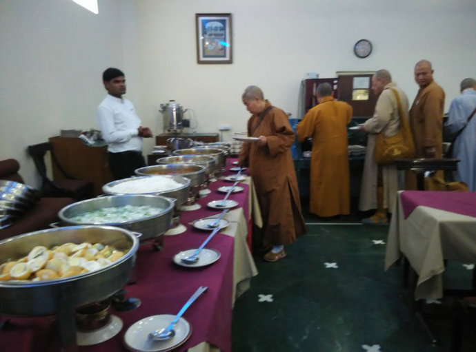 「印度教」印度朝圣——穿花衣的大白牛和素食自助餐撷影