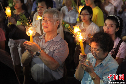 「佛教」泰国曼谷僧人举行三宝节巡烛仪式