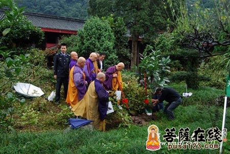 「佛教」日本天台宗布教师会在峨眉山万年寺举行诵经祈福法会