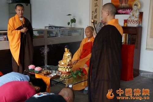 「佛教」重庆华岩寺隆重举行皈依法会