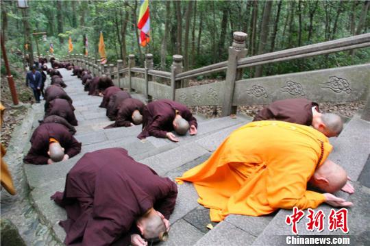 「普陀山」观音道场普陀山罕见场面：600僧众三步一拜朝圣