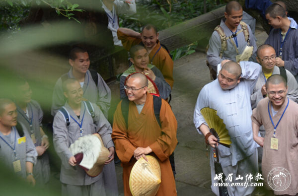 「普贤菩萨」四川峨眉山举行“行愿百人行　践行普贤愿”第十六期行愿慈善行