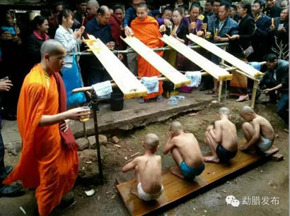 「出家」同时出家的双胞胎兄弟临行前为父母洗脚