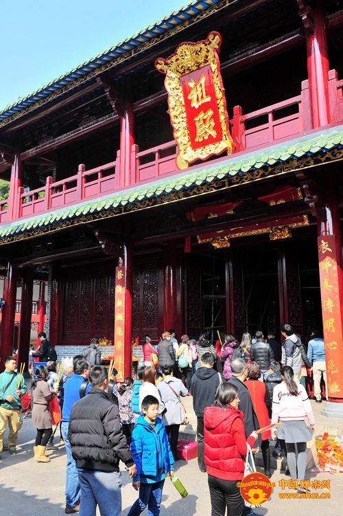 「社会万象」广东南华禅寺新颜迎新年 八十老妇虔诚拜六祖