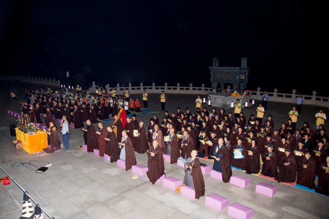 「佛教」江西东林寺净土苑在东林大佛举行供灯法会