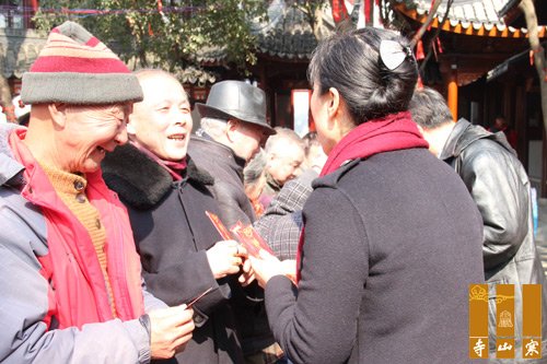 「寒山寺」百位老人在苏州寒山寺喜迎羊年共度新春