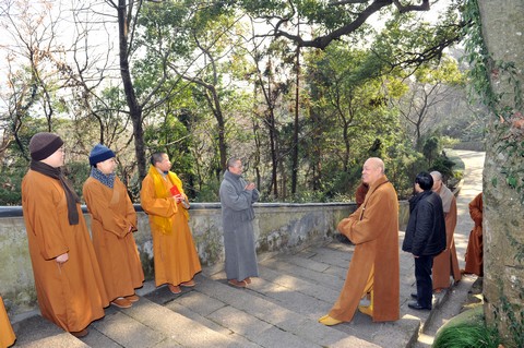 「佛教」浙江普陀山道慈会长一行赴宝陀讲寺等寺庵慰问 「佛教」浙江普陀山道慈会长一行赴宝陀讲寺等寺庵慰问