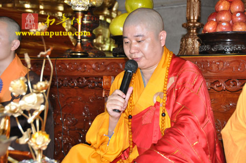 「南普陀寺」南普陀寺方丈则悟大和尚为信众传授皈依并开示
