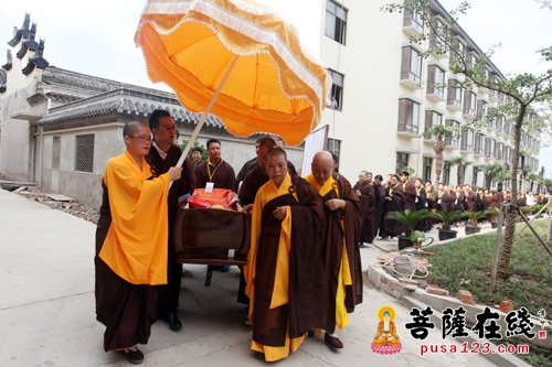 「佛教」上海万佛阁举行新量长老尼追思法会暨告别仪式