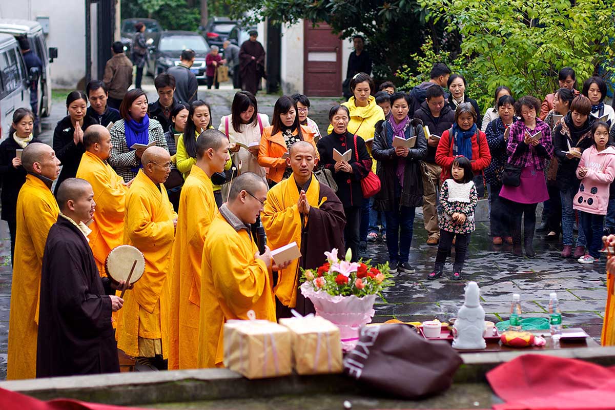 「佛教」武汉三昧群在武汉卓刀泉寺举行放生活动