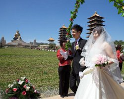 「婚礼」台湾佛陀纪念馆首场佛化婚礼 新人在佛光大佛前承诺
