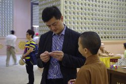 「佛教」为嫣然天使基金注入信仰活水 李亚鹏佛馆朝圣之旅
