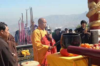 「景点」河北鸡鸣山数万香客烧香纳福 景点里外水泄不通