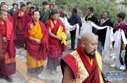「班禅喇嘛」第十一世班禅礼佛西藏平措林寺 为3000余名信徒摸顶