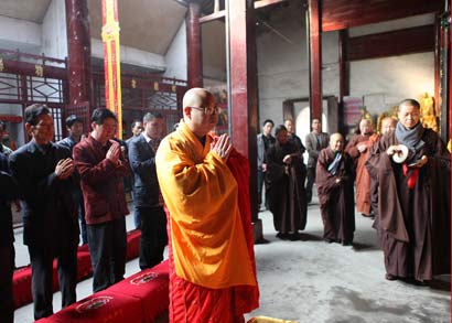 「佛教」湖北弘化禅寺祖师法像巡游 村民欢庆四众跪迎