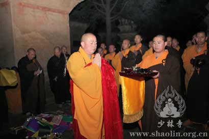 「少林寺」寒衣节河南少林寺方丈永信法师带领僧众一行到塔林祭祖
