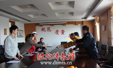 「慈善」江苏东台弥陀慈善功德会为贫困学子发放助学金
