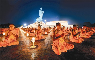 「释迦牟尼」佛陀成道日 泰国法身寺千名僧侣隆重举行行脚托法会