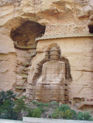 「佛经」甘肃考古大发现：炳灵寺大佛顶髻内藏佛经 前额深嵌宝石