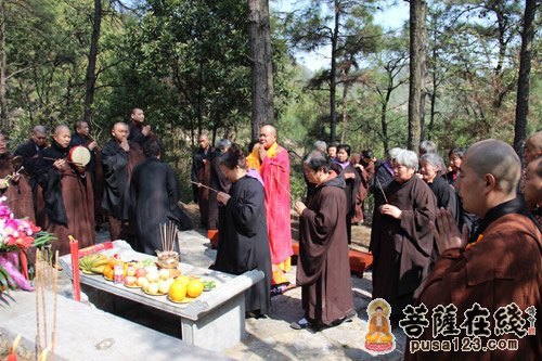 「祭祀」秋爽大和尚携四众弟子为大休上人扫墓祭祀