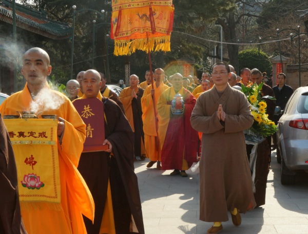 「佛教」山东南山禅寺恭请明哲长老灵骨舍利回归