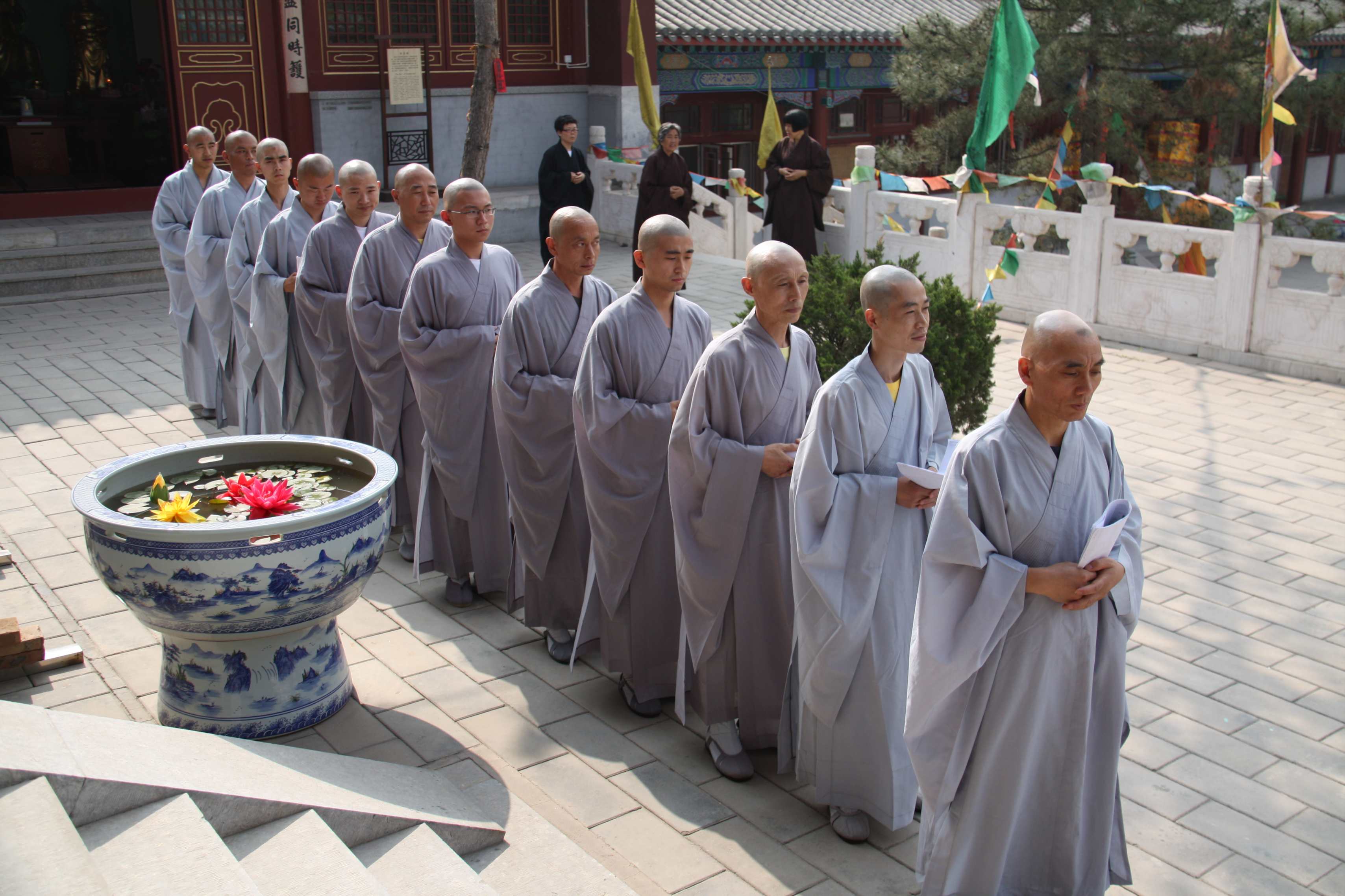 「佛教」剃发染衣 炼心学佛——北京天开寺短期出家佛子心得