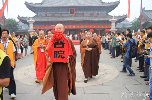 「佛教」河北邢台大开元寺明憨大和尚升座 传印长老送座