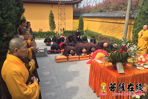 「佛教」上海奉贤洪福寺法师居士为荫远长老扫墓