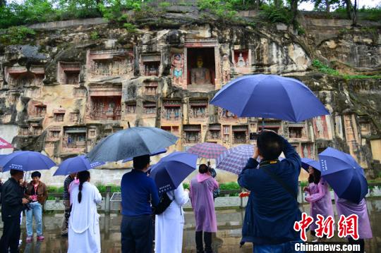 「文物」举世罕见：双头佛像惊现四川深山百米绝壁