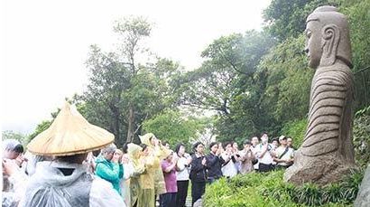 「法鼓山」台湾法鼓山园区庆佛诞 八百民众朝山两千人浴佛