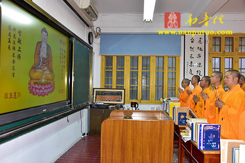「智敏上师」闽南佛学院420名学生诵经回向 追思智敏上师